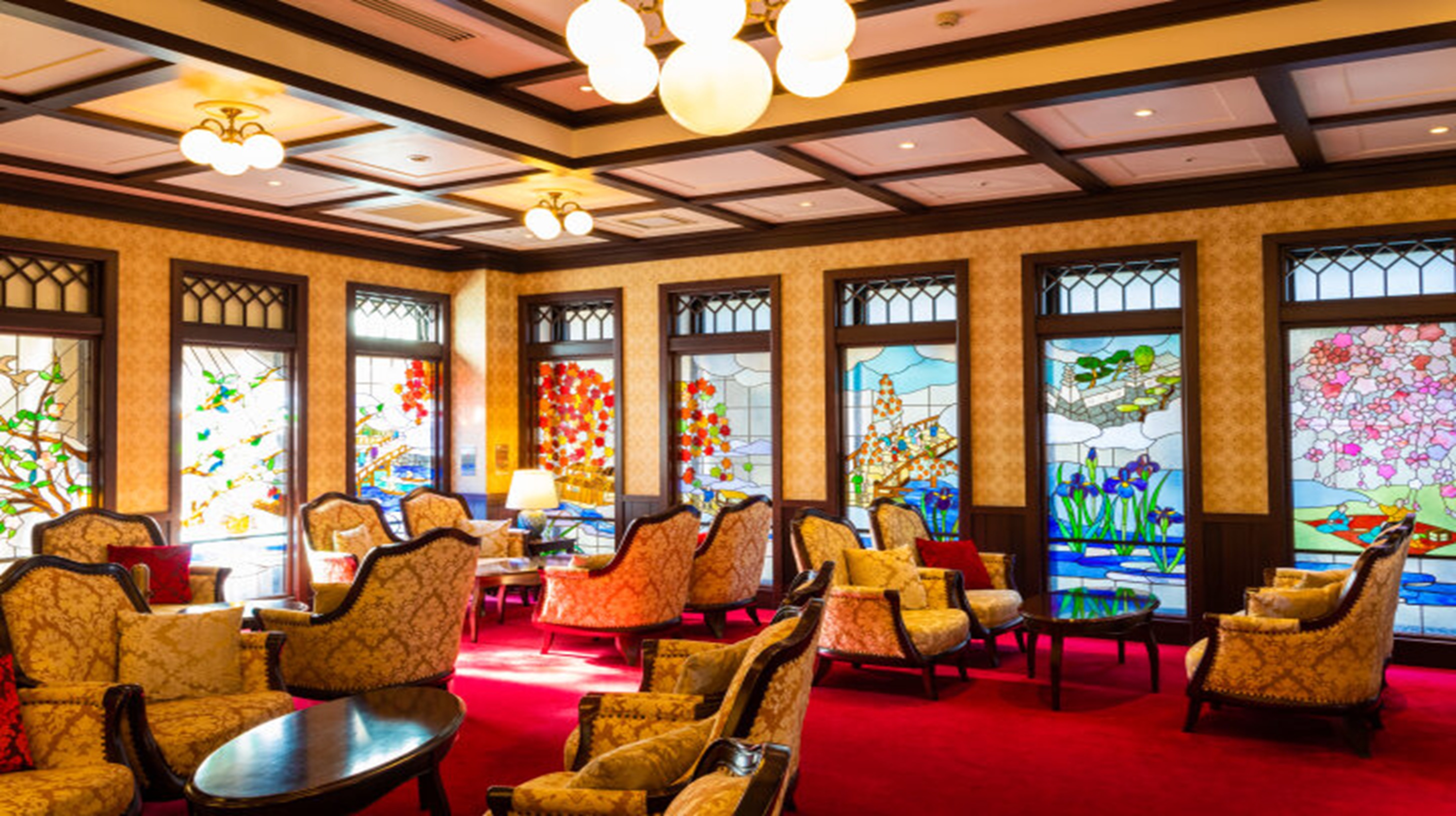 ステンドグラスと木製家具