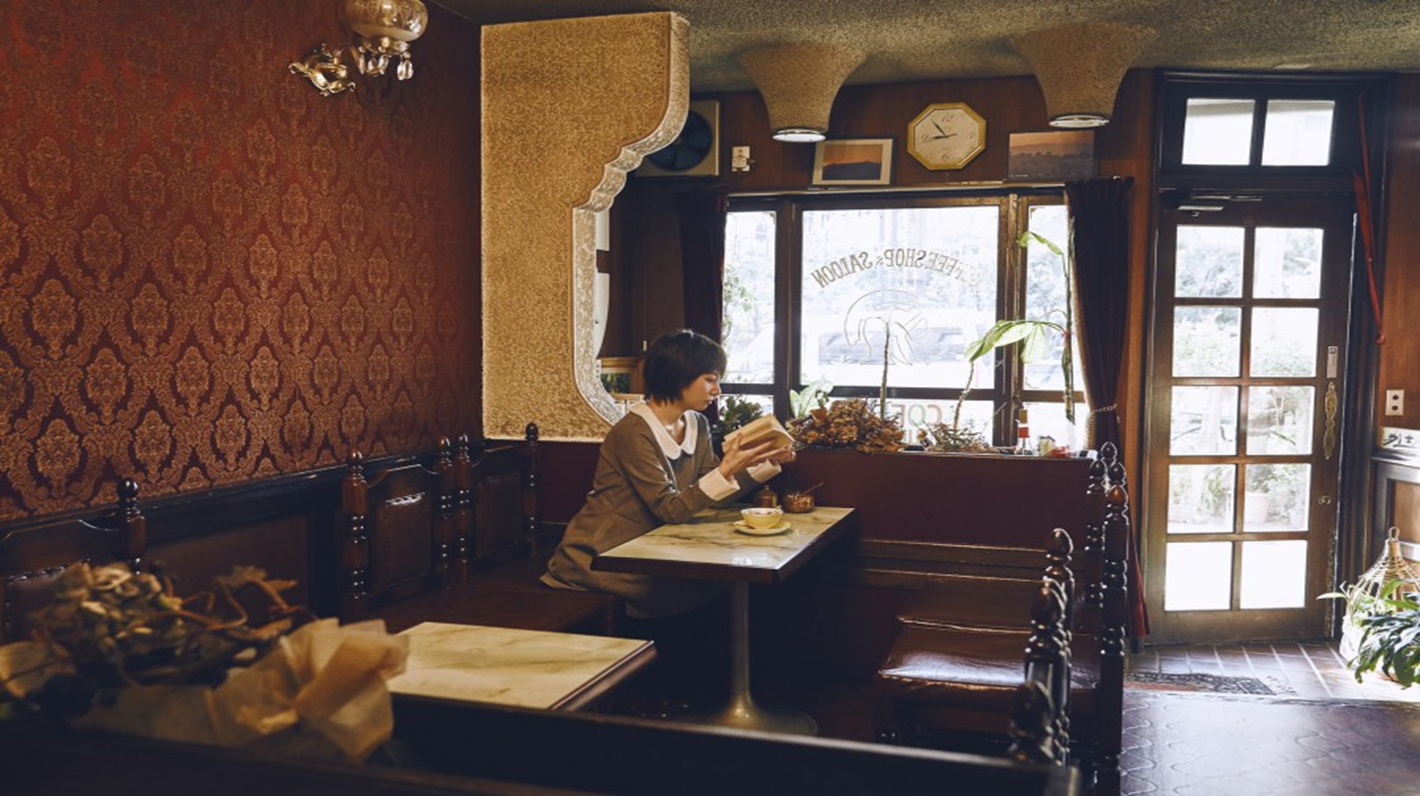 喫茶店で本を読む人